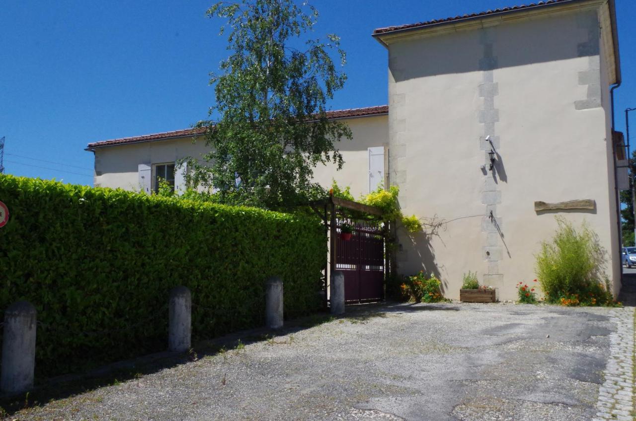 Maison D'Hotes Le Cadran Solaire Courcelles  Exterior photo