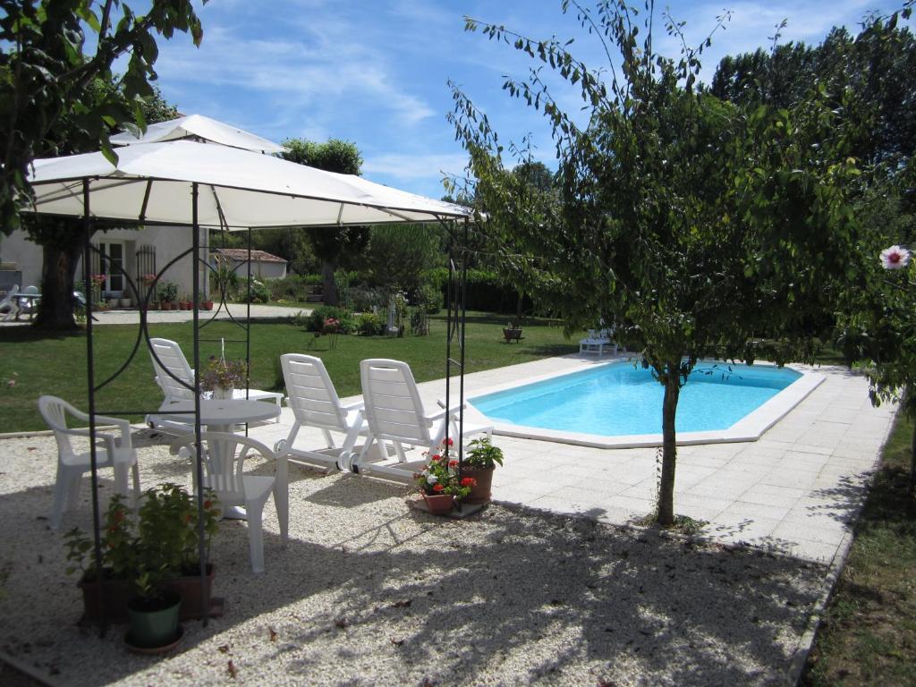 Maison D'Hotes Le Cadran Solaire Courcelles  Exterior photo